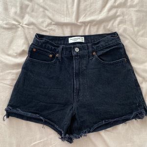 Abercrombie & Fitch - The 4” Mom Short - Curve Love High Rise